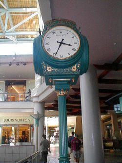 Clock at Ala Moan Mall